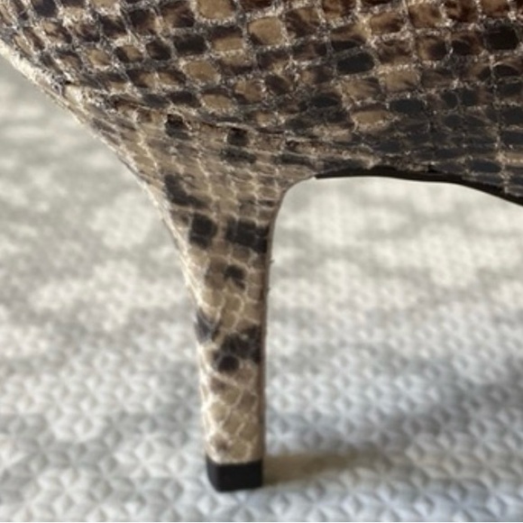 Beautiful MK heels - 🖤peep toe ‘ like new !!!!🖤 - Picture 4 of 4